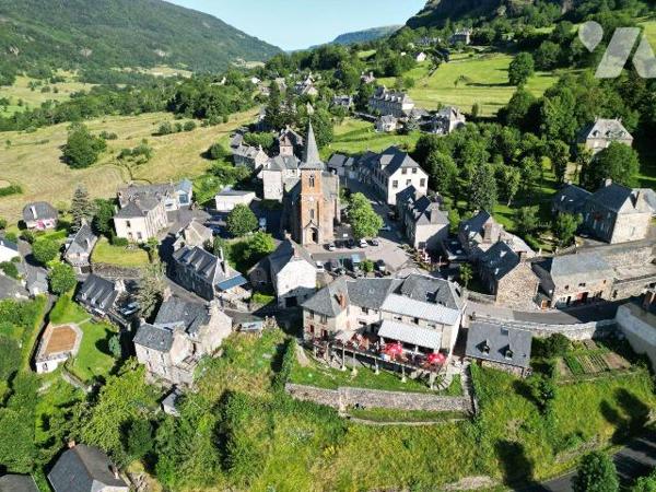 A vendre, au coeur de la vallée du Mars, au Falgoux (CANTAL), au centre d'un village dynamique ...