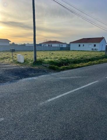 Terrain constructible à vendre à TOSTAT (65) Plat avec permis de construire.