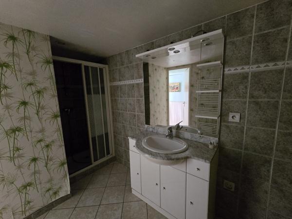 Maison de campagne à vendre – 3 chambres – Terrain de 4 000 m²