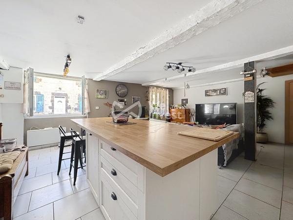 Maison de village de type 5 avec extérieur.
