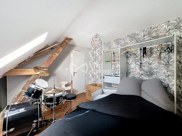 Maison de village de type 5 avec extérieur.