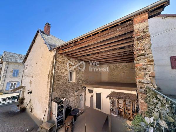 Maison de village de type 5 avec extérieur.