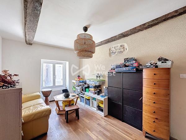 Maison de village de type 5 avec extérieur.