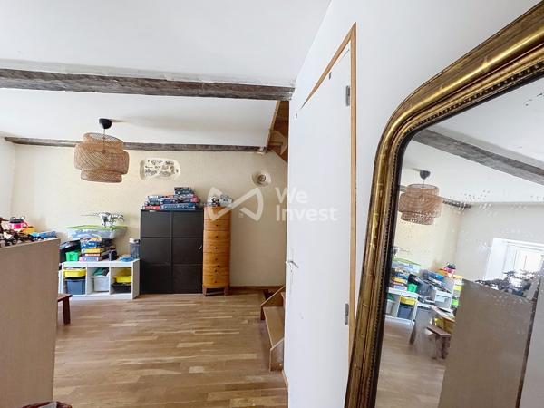 Maison de village de type 5 avec extérieur.