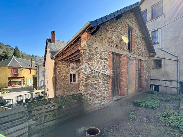 Maison de village de type 5 avec extérieur.