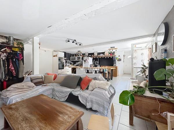 Maison de village de type 5 avec extérieur.