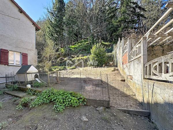 Maison de village de type 5 avec extérieur.