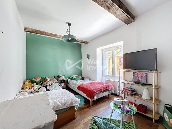 Maison de village de type 5 avec extérieur.