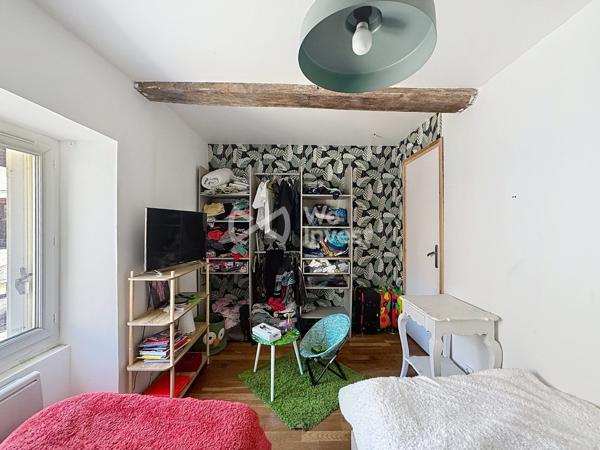 Maison de village de type 5 avec extérieur.