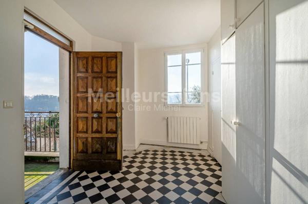 Maison style "Loft" avec  potentiel d'extension, 4 chambres, vue et jardin.