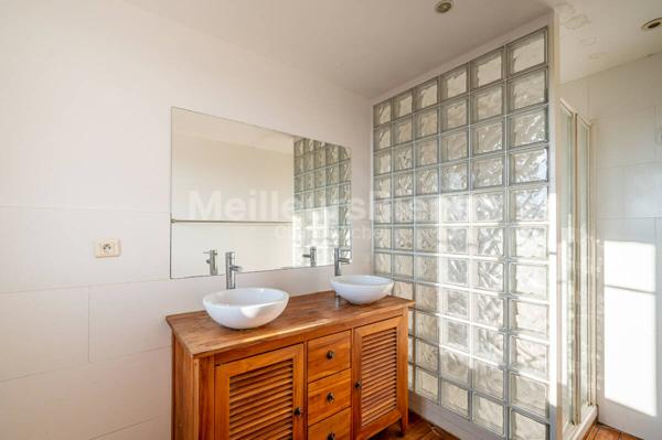 Maison style "Loft" avec  potentiel d'extension, 4 chambres, vue et jardin.