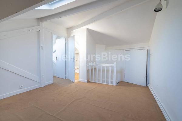 Maison style "Loft" avec  potentiel d'extension, 4 chambres, vue et jardin.