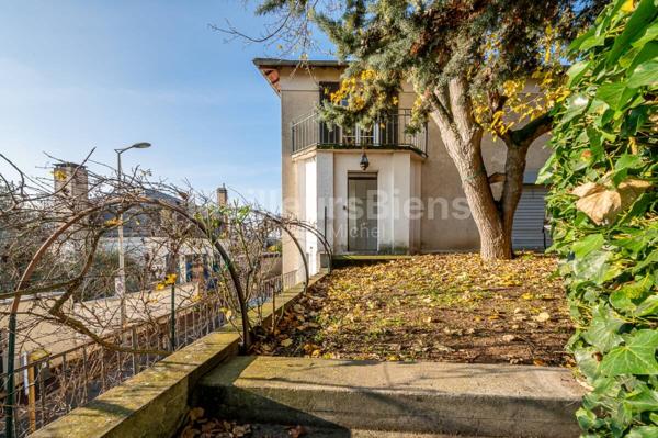 Maison style "Loft" avec  potentiel d'extension, 4 chambres, vue et jardin.