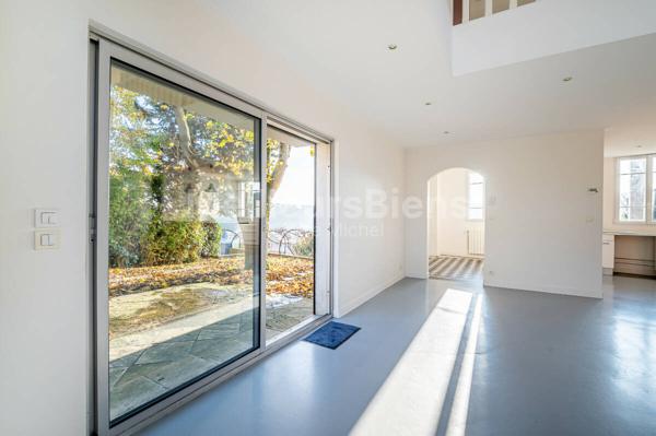 Maison style "Loft" avec  potentiel d'extension, 4 chambres, vue et jardin.