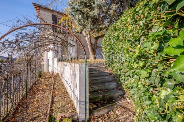 Maison style "Loft" avec  potentiel d'extension, 4 chambres, vue et jardin.