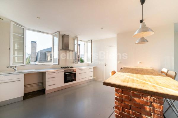 Maison style "Loft" avec  potentiel d'extension, 4 chambres, vue et jardin.