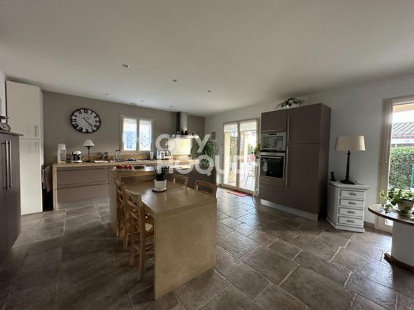 10 MN DE CARCASSONNE Villa 4 chambres, studio indépendant, double garage, piscine sur terrain de 1110m²