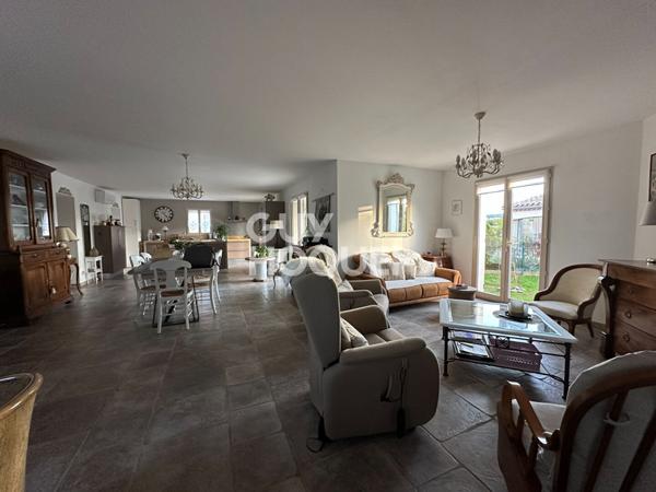 10 MN DE CARCASSONNE Villa 4 chambres, studio indépendant, double garage, piscine sur terrain de 1110m²