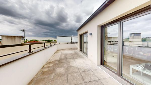 GAGNY, DERNIER ÉTAGE AVEC TERRASSE PANORAMIQUE DE 71 m², RÉSIDENCE RÉCENTE, À DEUX PAS DU RER E