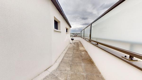 GAGNY, DERNIER ÉTAGE AVEC TERRASSE PANORAMIQUE DE 71 m², RÉSIDENCE RÉCENTE, À DEUX PAS DU RER E