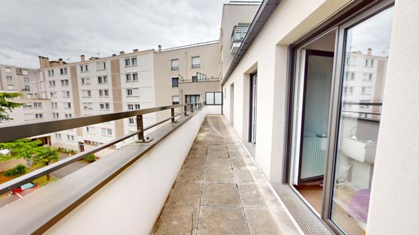 GAGNY, DERNIER ÉTAGE AVEC TERRASSE PANORAMIQUE DE 71 m², RÉSIDENCE RÉCENTE, À DEUX PAS DU RER E