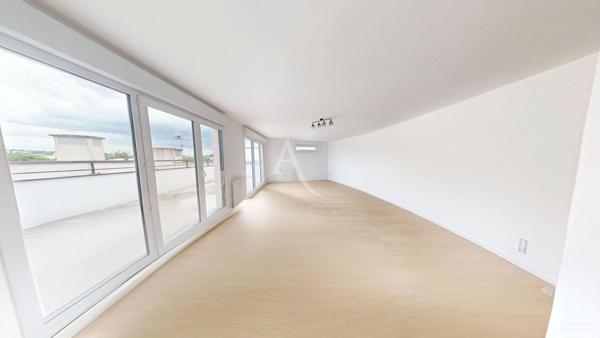 GAGNY, DERNIER ÉTAGE AVEC TERRASSE PANORAMIQUE DE 71 m², RÉSIDENCE RÉCENTE, À DEUX PAS DU RER E
