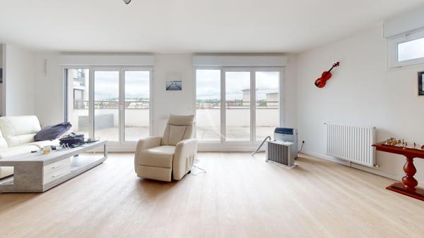 GAGNY, DERNIER ÉTAGE AVEC TERRASSE PANORAMIQUE DE 71 m², RÉSIDENCE RÉCENTE, À DEUX PAS DU RER E