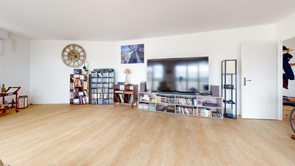 GAGNY, DERNIER ÉTAGE AVEC TERRASSE PANORAMIQUE DE 71 m², RÉSIDENCE RÉCENTE, À DEUX PAS DU RER E