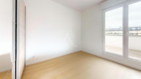 GAGNY, DERNIER ÉTAGE AVEC TERRASSE PANORAMIQUE DE 71 m², RÉSIDENCE RÉCENTE, À DEUX PAS DU RER E