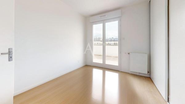 GAGNY, DERNIER ÉTAGE AVEC TERRASSE PANORAMIQUE DE 71 m², RÉSIDENCE RÉCENTE, À DEUX PAS DU RER E