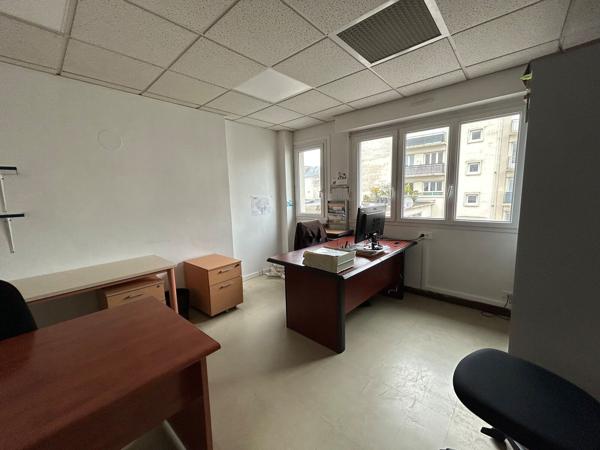 Au sein d'un immeuble mixte dans le centre-ville de Saint-Nazaire, Arthur Loyd vous propose à la LOCATION, des bureaux de 200 m2 sur 2 niveaux et divisibles. Stationnement privatifs