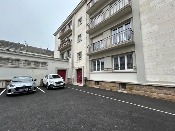 Au sein d'un immeuble mixte dans le centre-ville de Saint-Nazaire, Arthur Loyd vous propose à la LOCATION, des bureaux de 200 m2 sur 2 niveaux et divisibles. Stationnement privatifs