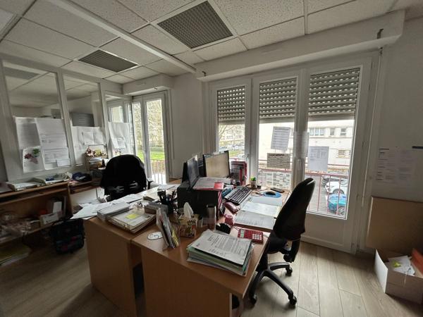 Au sein d'un immeuble mixte dans le centre-ville de Saint-Nazaire, Arthur Loyd vous propose à la LOCATION, des bureaux de 200 m2 sur 2 niveaux et divisibles. Stationnement privatifs
