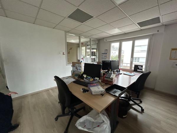 Au sein d'un immeuble mixte dans le centre-ville de Saint-Nazaire, Arthur Loyd vous propose à la LOCATION, des bureaux de 200 m2 sur 2 niveaux et divisibles. Stationnement privatifs