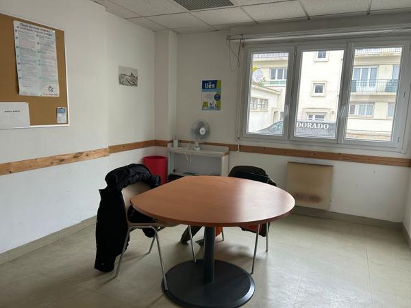 Au sein d'un immeuble mixte dans le centre-ville de Saint-Nazaire, Arthur Loyd vous propose à la LOCATION, des bureaux de 200 m2 sur 2 niveaux et divisibles. Stationnement privatifs