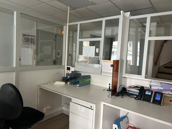 Au sein d'un immeuble mixte dans le centre-ville de Saint-Nazaire, Arthur Loyd vous propose à la LOCATION, des bureaux de 200 m2 sur 2 niveaux et divisibles. Stationnement privatifs