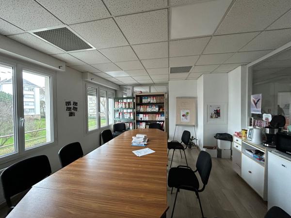 Au sein d'un immeuble mixte dans le centre-ville de Saint-Nazaire, Arthur Loyd vous propose à la LOCATION, des bureaux de 200 m2 sur 2 niveaux et divisibles. Stationnement privatifs