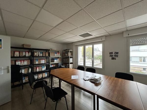 Au sein d'un immeuble mixte dans le centre-ville de Saint-Nazaire, Arthur Loyd vous propose à la LOCATION, des bureaux de 200 m2 sur 2 niveaux et divisibles. Stationnement privatifs