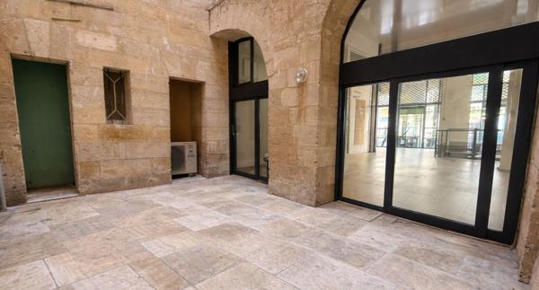 Local commercial ou bureaux à louer Bordeaux hyper centre avec cour privative