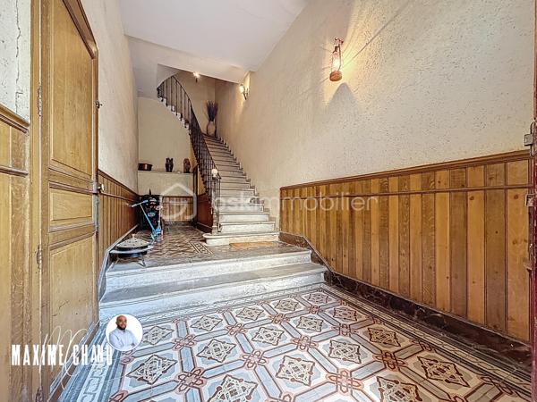 Idéalement située à Poussan, à proximité immédiate du centre du village et de ses commerces, cette magnifique maison vigneronne pleine de caractère séduira les amateurs de beaux volumes et de biens atypiques.

Dès l’entrée, vous découvrirez un vaste hall au rez-de-chaussée desservant l’escalier menant aux habitations ainsi qu’un accès à un immense garage d’environ 230 m², permettant de stationner de nombreux véhicules très facilement ou d’envisager divers projets (atelier, stockage, activité professionnelle…).

Au premier étage, vous trouverez un superbe appartement T4 d’environ 100 m² entièrement rénové, du sol au plafond. Aucun travaux n’est à prévoir sur ce niveau. Il se compose d’un spacieux séjour avec cuisine ouverte, offrant un espace de vie convivial et lumineux donnant directement sur une magnifique terrasse ensoleillée d’environ 100 m², idéale pour profiter des beaux jours. L’appartement dispose également de trois chambres, dont une avec dressing, d’un espace buanderie, d’un WC indépendant et d’une salle d’eau moderne avec douche à l’italienne.

Au deuxième étage, un second appartement T4 d’environ 90 m² vous attend. Il comprend un séjour avec cuisine ouverte, trois chambres ainsi qu’une salle de bain avec WC.

Les atouts majeurs de cette propriété :
- Volumes impressionnants et fort potentiel
- Possibilité de division ou projet locatif
- Garage de 230 m²
- Grande terrasse extérieure d’environ 100 m²
- Maison de caractère dans un emplacement recherché

Un bien rare offrant de nombreuses possibilités : grande maison familiale, investissement locatif ou projet mixte habitation / activité.

À visiter sans tarder !