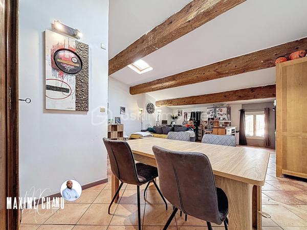 Idéalement située à Poussan, à proximité immédiate du centre du village et de ses commerces, cette magnifique maison vigneronne pleine de caractère séduira les amateurs de beaux volumes et de biens atypiques.

Dès l’entrée, vous découvrirez un vaste hall au rez-de-chaussée desservant l’escalier menant aux habitations ainsi qu’un accès à un immense garage d’environ 230 m², permettant de stationner de nombreux véhicules très facilement ou d’envisager divers projets (atelier, stockage, activité professionnelle…).

Au premier étage, vous trouverez un superbe appartement T4 d’environ 100 m² entièrement rénové, du sol au plafond. Aucun travaux n’est à prévoir sur ce niveau. Il se compose d’un spacieux séjour avec cuisine ouverte, offrant un espace de vie convivial et lumineux donnant directement sur une magnifique terrasse ensoleillée d’environ 100 m², idéale pour profiter des beaux jours. L’appartement dispose également de trois chambres, dont une avec dressing, d’un espace buanderie, d’un WC indépendant et d’une salle d’eau moderne avec douche à l’italienne.

Au deuxième étage, un second appartement T4 d’environ 90 m² vous attend. Il comprend un séjour avec cuisine ouverte, trois chambres ainsi qu’une salle de bain avec WC.

Les atouts majeurs de cette propriété :
- Volumes impressionnants et fort potentiel
- Possibilité de division ou projet locatif
- Garage de 230 m²
- Grande terrasse extérieure d’environ 100 m²
- Maison de caractère dans un emplacement recherché

Un bien rare offrant de nombreuses possibilités : grande maison familiale, investissement locatif ou projet mixte habitation / activité.

À visiter sans tarder !