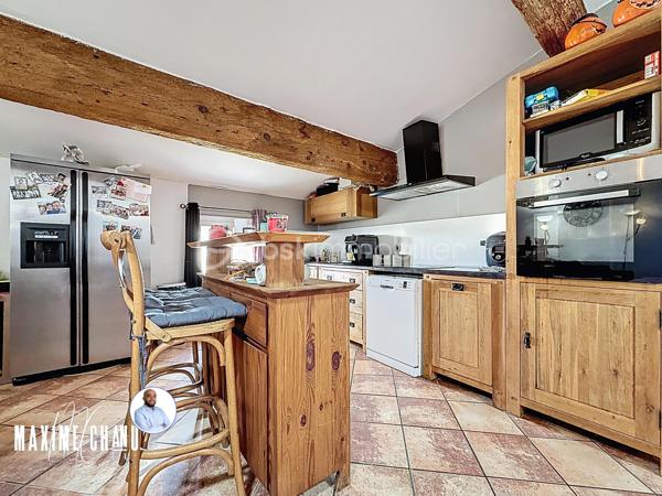 Idéalement située à Poussan, à proximité immédiate du centre du village et de ses commerces, cette magnifique maison vigneronne pleine de caractère séduira les amateurs de beaux volumes et de biens atypiques.

Dès l’entrée, vous découvrirez un vaste hall au rez-de-chaussée desservant l’escalier menant aux habitations ainsi qu’un accès à un immense garage d’environ 230 m², permettant de stationner de nombreux véhicules très facilement ou d’envisager divers projets (atelier, stockage, activité professionnelle…).

Au premier étage, vous trouverez un superbe appartement T4 d’environ 100 m² entièrement rénové, du sol au plafond. Aucun travaux n’est à prévoir sur ce niveau. Il se compose d’un spacieux séjour avec cuisine ouverte, offrant un espace de vie convivial et lumineux donnant directement sur une magnifique terrasse ensoleillée d’environ 100 m², idéale pour profiter des beaux jours. L’appartement dispose également de trois chambres, dont une avec dressing, d’un espace buanderie, d’un WC indépendant et d’une salle d’eau moderne avec douche à l’italienne.

Au deuxième étage, un second appartement T4 d’environ 90 m² vous attend. Il comprend un séjour avec cuisine ouverte, trois chambres ainsi qu’une salle de bain avec WC.

Les atouts majeurs de cette propriété :
- Volumes impressionnants et fort potentiel
- Possibilité de division ou projet locatif
- Garage de 230 m²
- Grande terrasse extérieure d’environ 100 m²
- Maison de caractère dans un emplacement recherché

Un bien rare offrant de nombreuses possibilités : grande maison familiale, investissement locatif ou projet mixte habitation / activité.

À visiter sans tarder !
