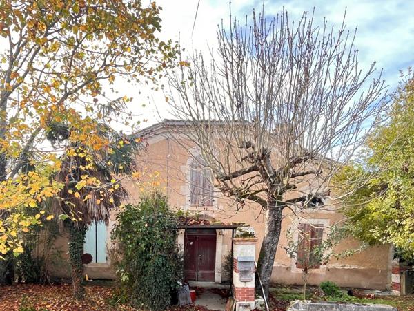Saint-Clar (32380) Ancien Corps de Ferme Gersois à Rénover – 130 m² Habitation + 550 m² Dépendances – Vue Pyrénées