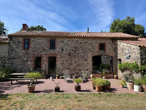 Propriété de charme idéalement située entre les plages et la Roche-Sur-Yon
