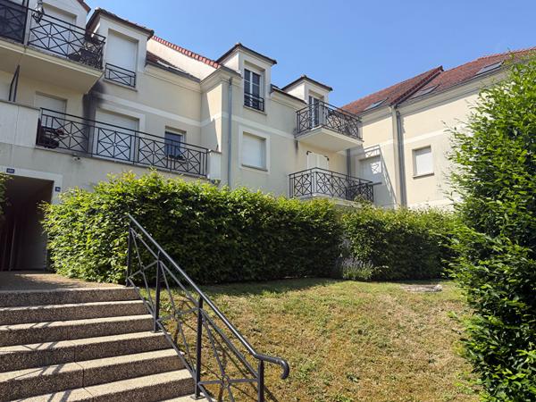 Studio avec terrasse de 15 m². Parking inclus. Proche gare