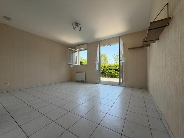 Studio avec terrasse de 15 m². Parking inclus. Proche gare