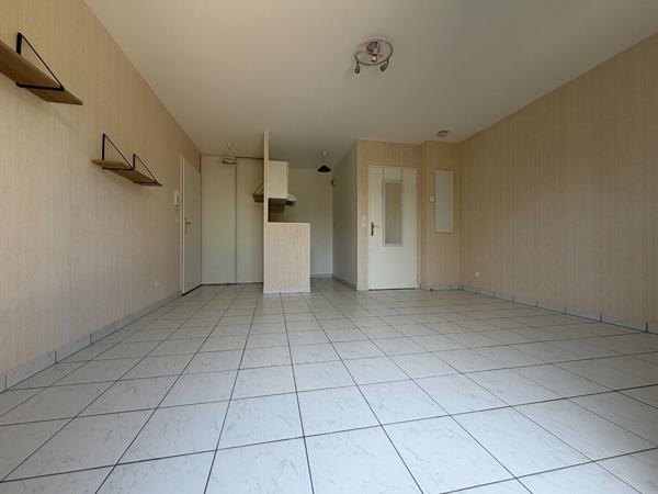 Studio avec terrasse de 15 m². Parking inclus. Proche gare