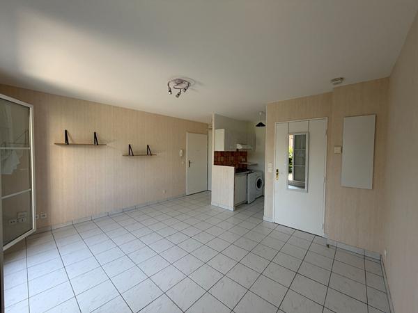 Studio avec terrasse de 15 m². Parking inclus. Proche gare