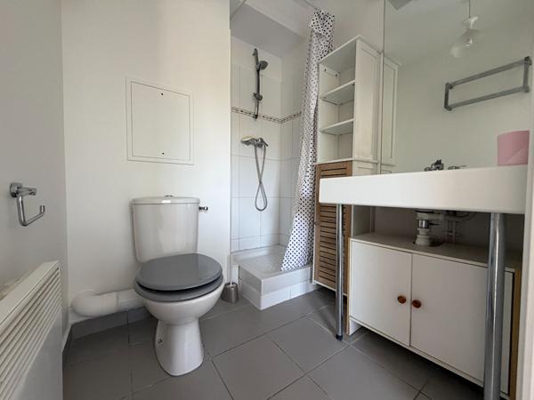 Studio avec terrasse de 15 m². Parking inclus. Proche gare