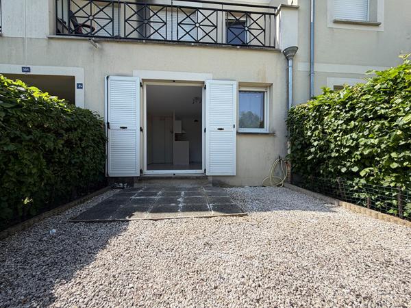 Studio avec terrasse de 15 m². Parking inclus. Proche gare